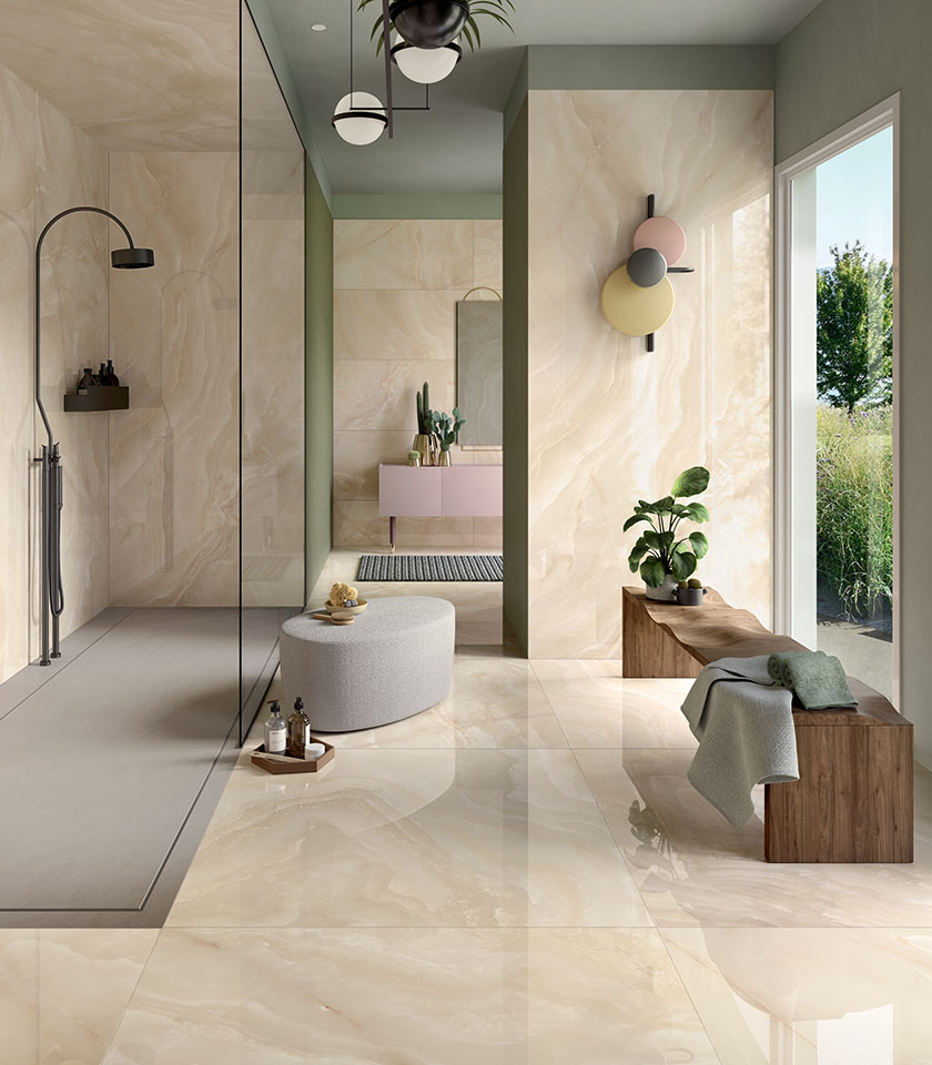 Salle de bains contemporaine avec Noblesse Onyx Oyster et Pigmenti Moss de Lea Ceramiche : surfaces effet onyx et tonalités vertes pour un espace lumineux, élégant et apaisant.