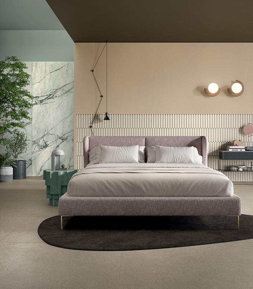 Intense Toffee habille la chambre d’une surface céramique chaleureuse et sophistiquée, créant une atmosphère élégante, douce et contemporaine.
