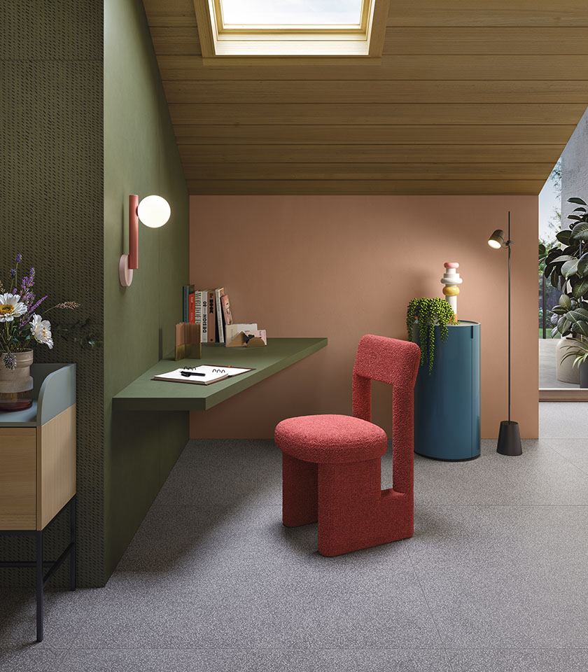 Coin bureau contemporain avec surfaces texturées, couleurs chaudes et mobilier au design original.