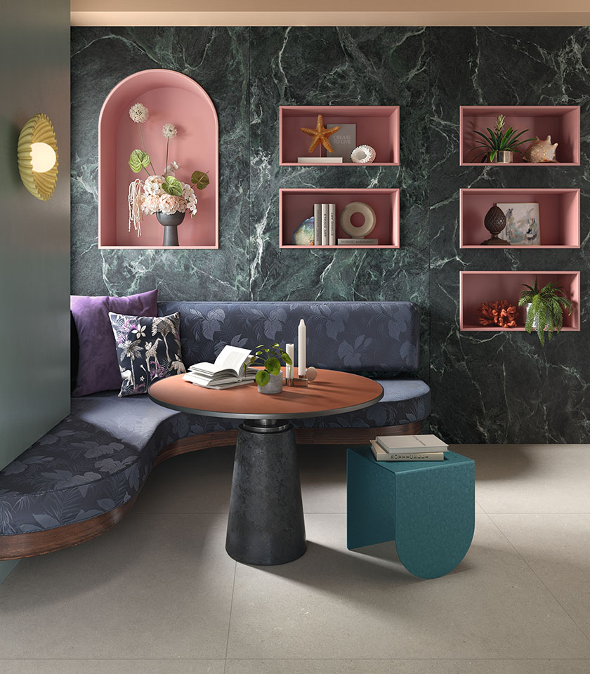 Intense Crète et Noblesse Verde Alpi composent un séjour raffiné, où la sobriété des surfaces neutres rencontre la force décorative d’un intense effet marbre vert.