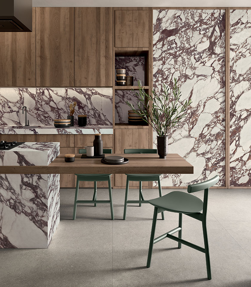 Cuisine contemporaine avec surfaces en bois et revêtements de la collection Noblesse, effet marbre Viola Arabesque, associés à un sol effet pierre Crete.