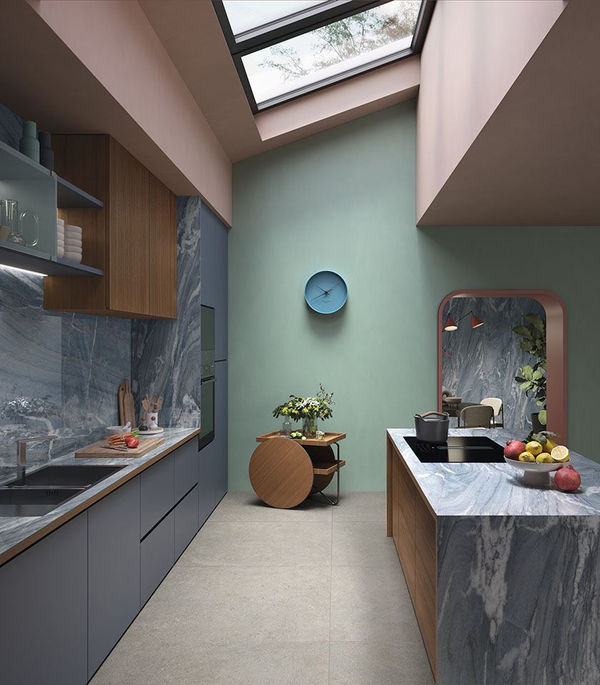 Cuisine contemporaine avec mobilier en bois et surfaces bleu-gris, sol de la collection Intense effet pierre Crete et revêtements de la collection Noblesse effet marbre Blue River.