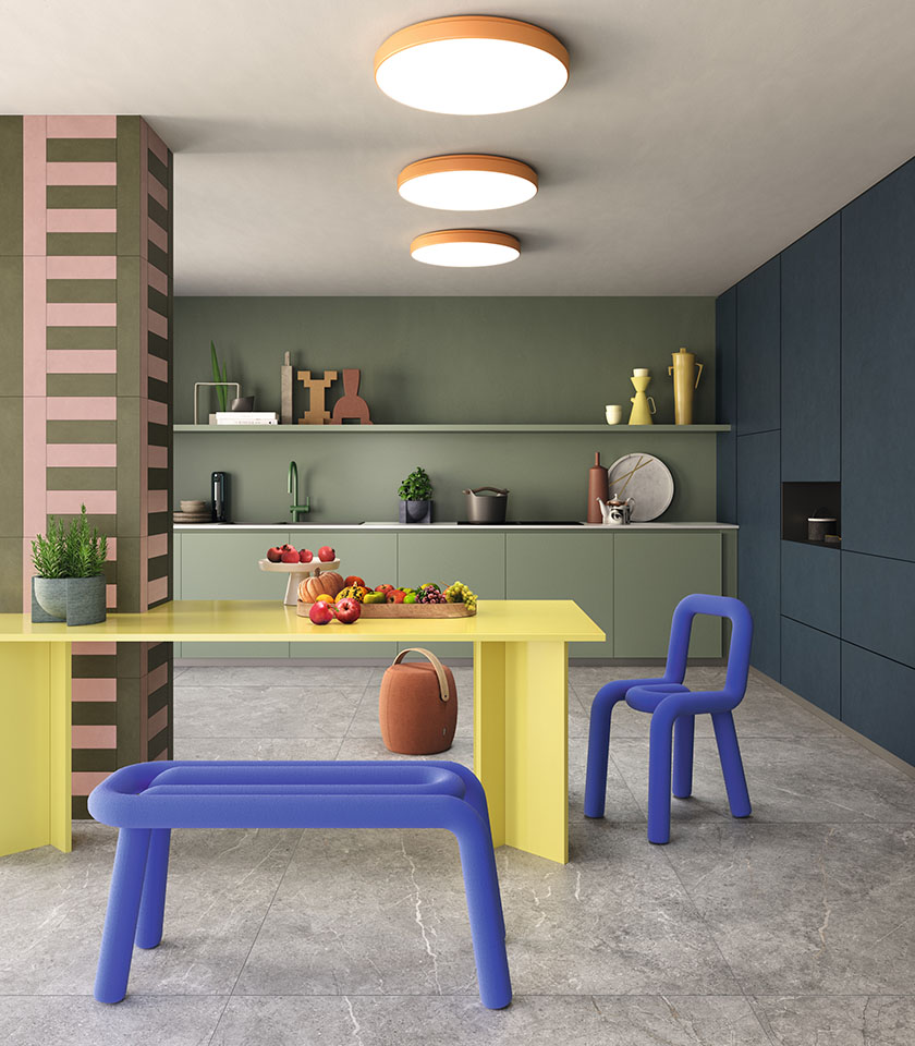 Cuisine contemporaine colorée avec sol de la collection Anthology effet pierre dans la teinte Gray et revêtements de la collection Pigmenti dans les teintes Ocean, Mauve et Moss.