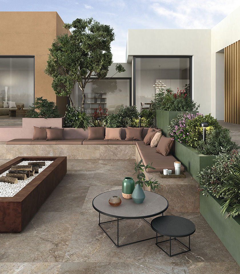 Espace extérieur contemporain avec sol de la collection Anthology effet pierre dans la teinte Earth et éléments de la collection Pigmenti dans les teintes Moss, Mauve et Harvest.