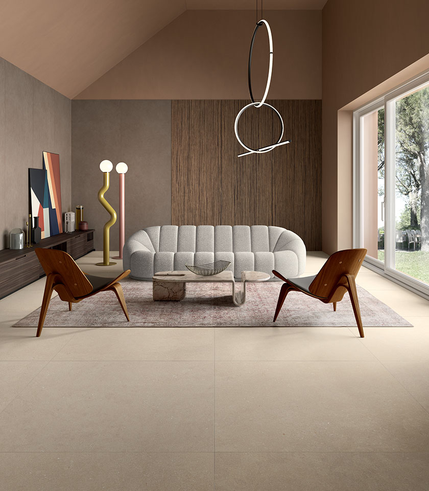 Salon contemporain avec sol de la collection Intense effet pierre dans la teinte Beige et revêtements muraux de la collection Pigmenti dans la teinte Pumice.