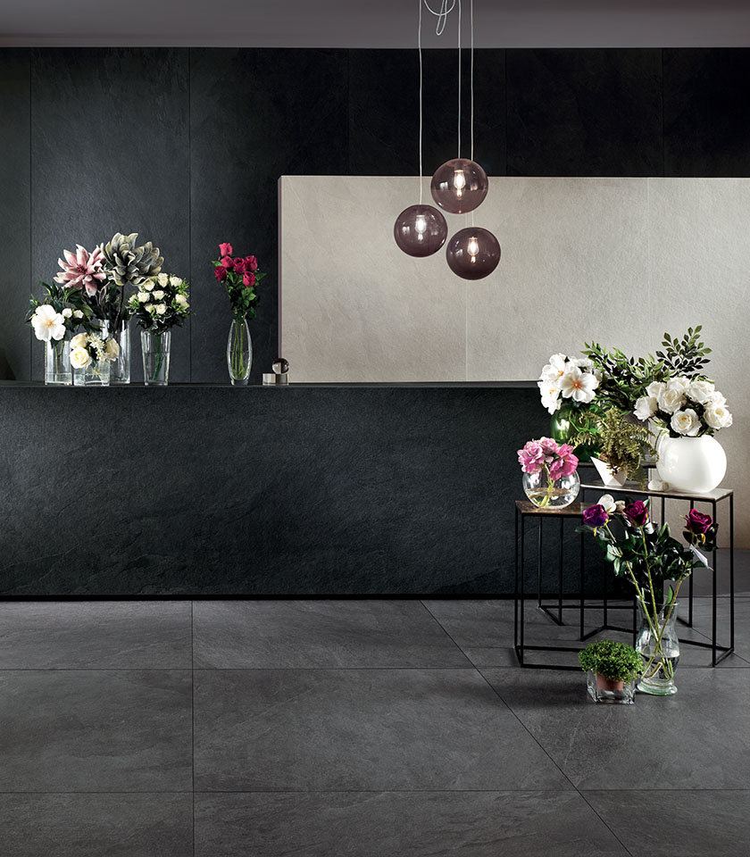 Espace contemporain avec sol et revêtements muraux de la collection Waterfall effet pierre dans les teintes Gray Flow, Dark Flow et Ivory Flow.
