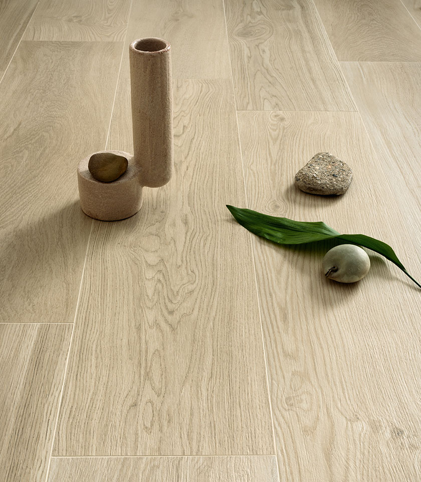 Découvrez le ton sur ton avec les surfaces effet bois Lea Ceramiche dans des teintes claires et naturelles, pour des intérieurs lumineux, harmonieux et raffinés.
