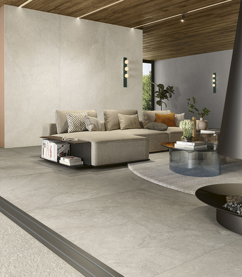 Pulse Clay crée une continuité fluide entre intérieur et extérieur grâce à des surfaces céramiques effet pierre au caractère naturel, texturé et contemporain.