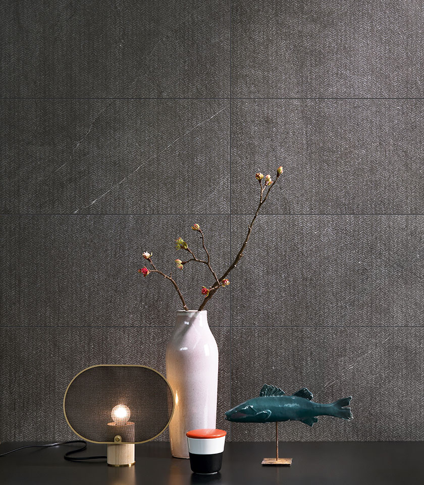 Nextone Dark Mark sublime la profondeur de la pierre sombre avec une texture décorative raffinée, idéale pour des revêtements élégants et contemporains.