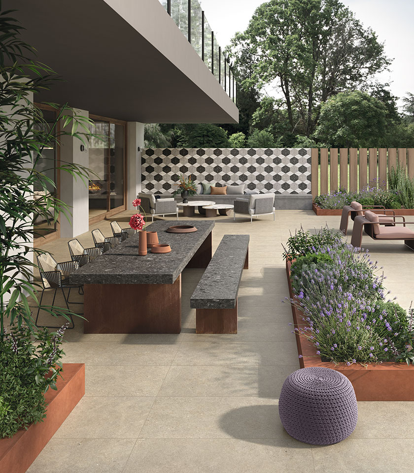 Intense Toffee Grip crée un espace extérieur chaleureux et contemporain, associant des surfaces céramiques à l’aspect naturel à des textures et tonalités raffinées.