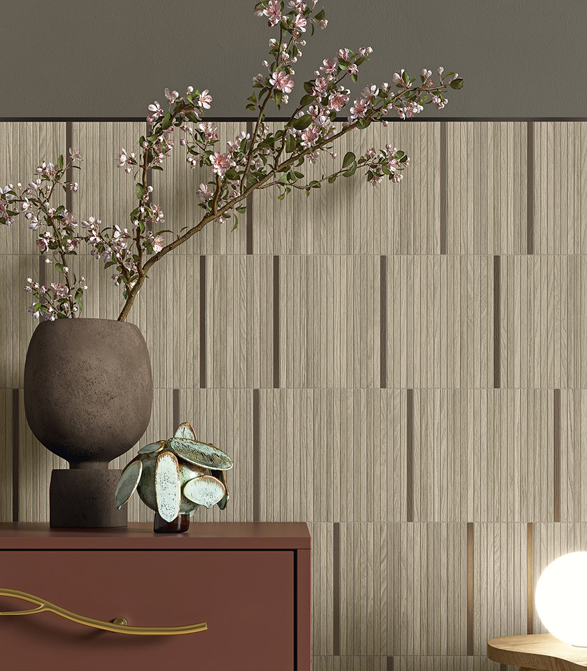 Intérieur de style Japandi avec revêtement mural effet bois, vase décoratif avec branches fleuries et mobilier aux tons naturels.