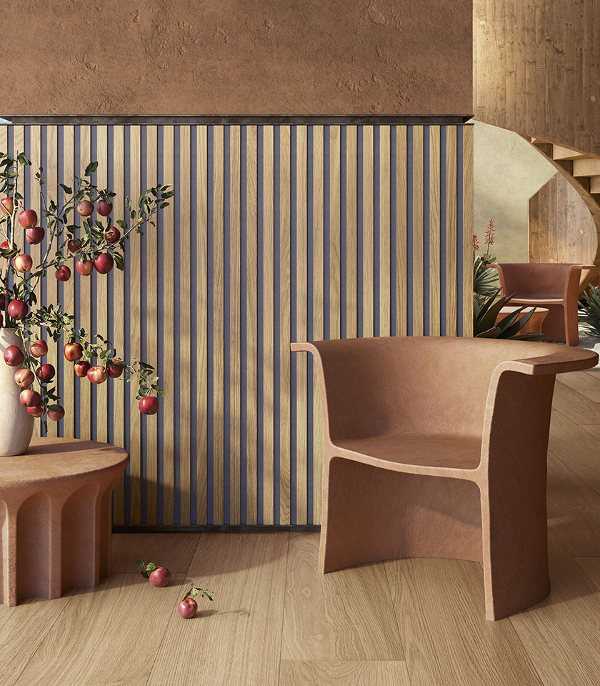 Intérieur de style Japandi avec sol et revêtement mural effet bois, fauteuil sculptural et détails décoratifs inspirés de la nature.