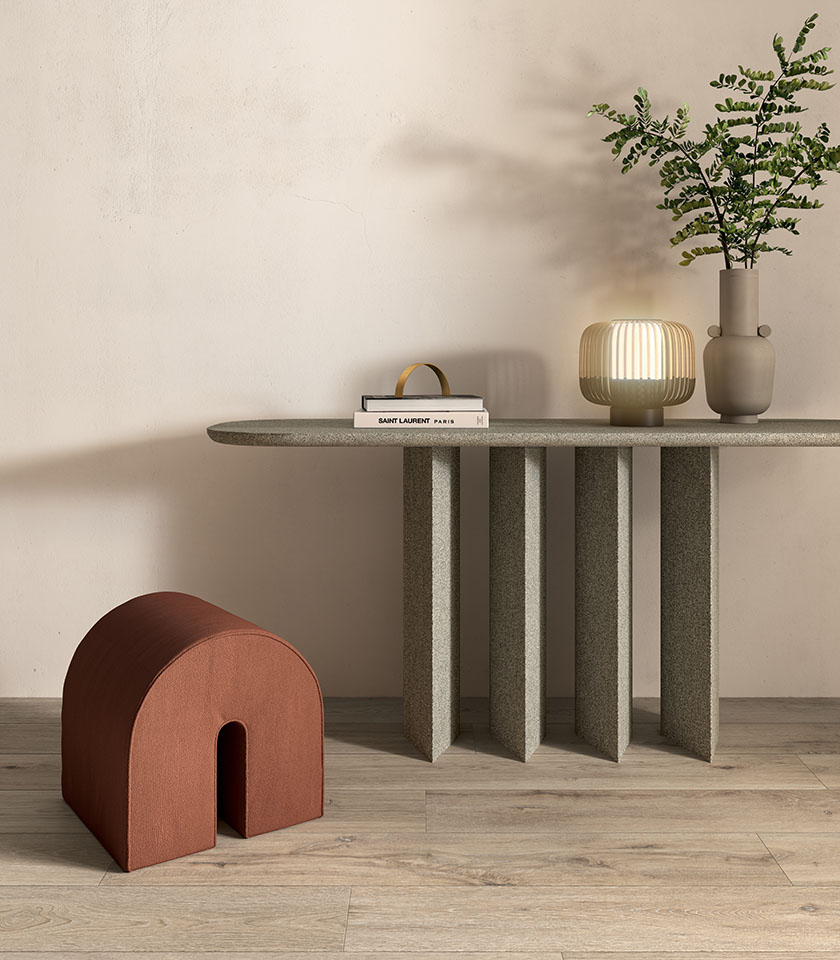 Intérieur de style Japandi avec sol en grès cérame effet bois, console sculpturale, assise basse et éléments décoratifs naturels.