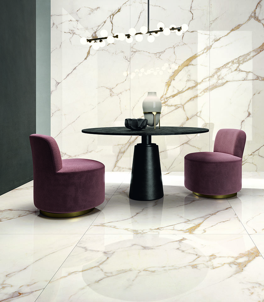 Salle à manger contemporaine avec sol et revêtement mural en grès cérame effet marbre Calacatta, table noire et fauteuils violets.