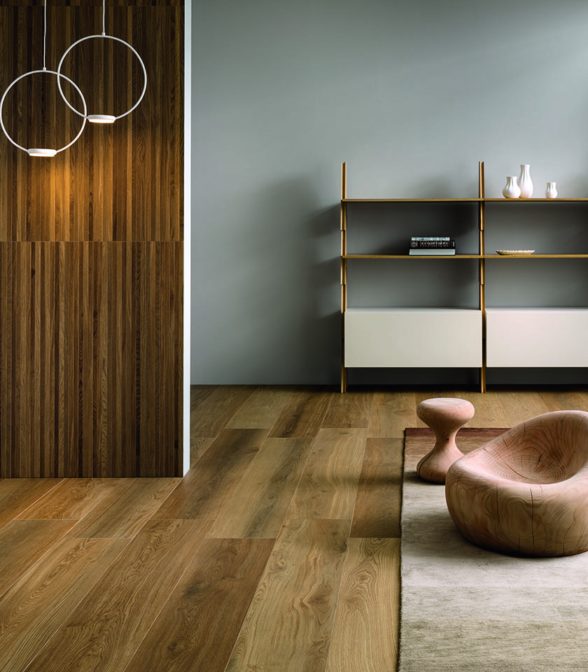 Découvrez le ton sur ton avec les surfaces effet bois Lea Ceramiche, pour des intérieurs chaleureux, harmonieux et contemporains aux nuances naturelles.