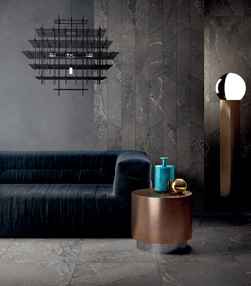 Découvrez le ton sur ton avec les surfaces effet pierre Lea Ceramiche dans des teintes foncées, pour des intérieurs raffinés, enveloppants et pleins de caractère.