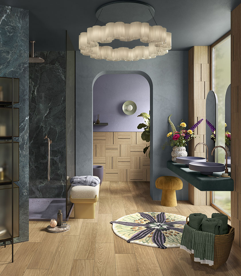Salle de bains contemporaine avec surfaces effet bois et marbre, teintes sophistiquées et détails décoratifs pour une ambiance élégante, accueillante et raffinée.