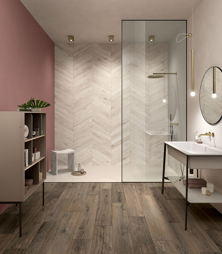 Salle de bains moderne avec sol effet bois et revêtement mural en chevrons, tons chaleureux et détails élégants pour une ambiance accueillante et contemporaine.