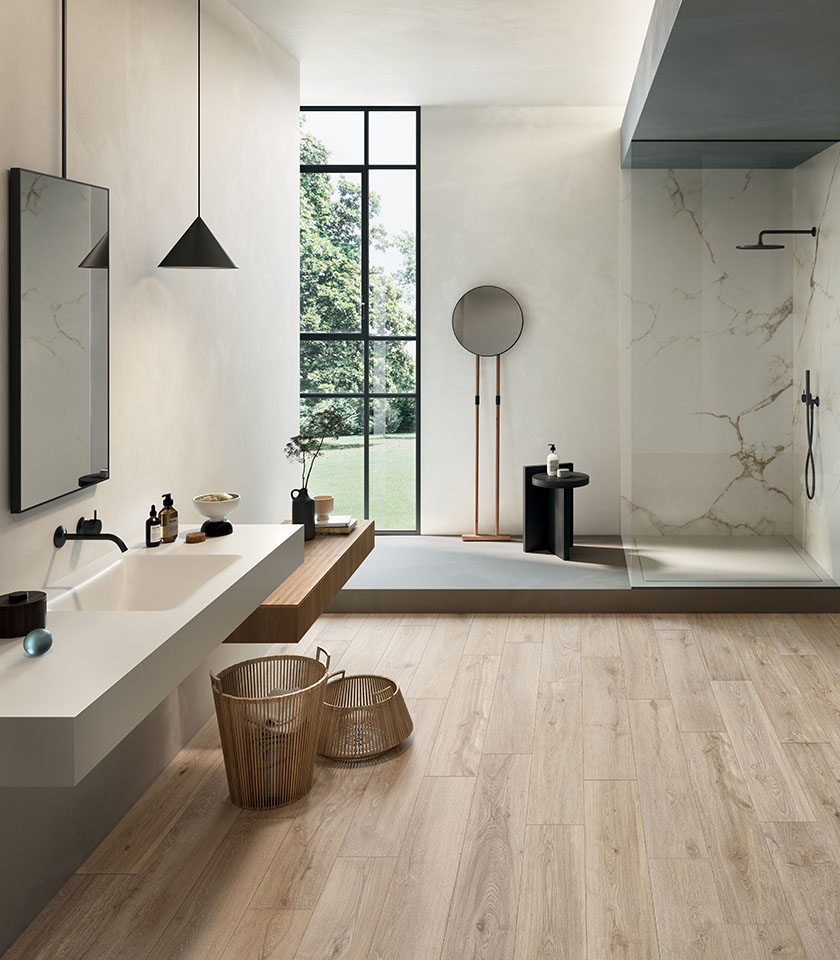 Salle de bains moderne et lumineuse avec sol effet bois clair, surfaces effet marbre et mobilier minimaliste pour une ambiance élégante et naturelle.