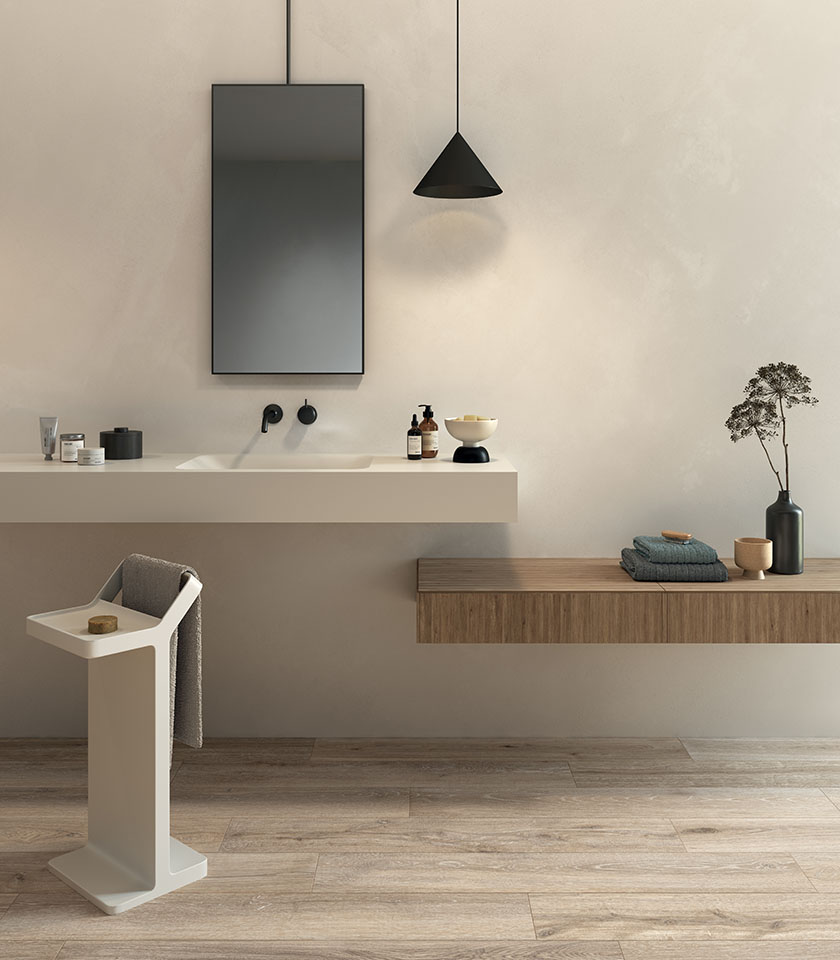 Salle de bains minimaliste avec sol effet bois clair, mobilier suspendu et tons neutres pour une ambiance épurée, lumineuse et relaxante.