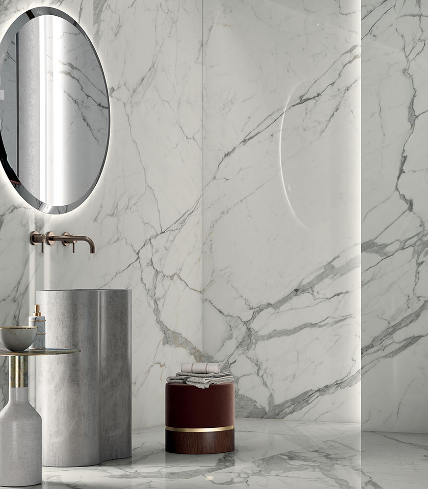 Salle de bains contemporaine avec Noblesse Pure Statuario de Lea Ceramiche : des surfaces effet marbre blanc pour un espace lumineux, élégant et raffiné.