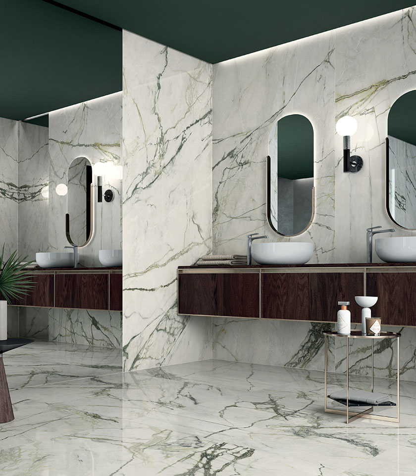 Salle de bains contemporaine avec Noblesse Calacatta Emerald de Lea Ceramiche : des surfaces effet marbre blanc aux veinures vertes pour un espace élégant et spectaculaire.